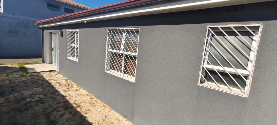 5 Bedroom Property for Sale in Strandfontein Village Western Cape